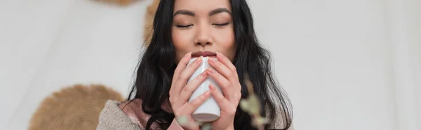 Портрет Молодой Азиатки Держащей Руках Чашку Кофе Наслаждающейся Ароматом Спальне — стоковое фото