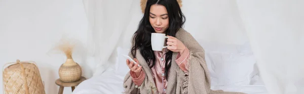 Jovem Mulher Asiática Pijama Seda Cobertor Sentado Cama Bebendo Café — Fotografia de Stock