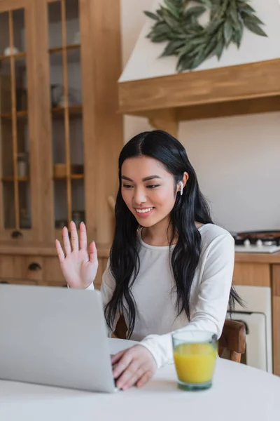 Lächelnde Junge Asiatische Frau Winkt Mit Der Hand Während Sie — Stockfoto