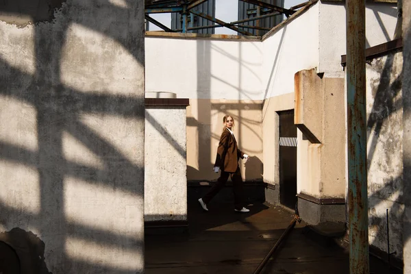 Full Length Stylish Young Model Walking Rooftop — Stock Photo, Image