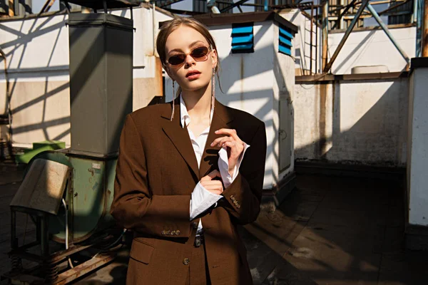 Pretty Young Model Sunglasses Posing Rooftop — Stock Photo, Image