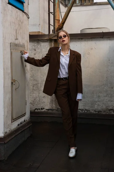 Full Length Blonde Young Model Suit Posing Rooftop — Stock Photo, Image