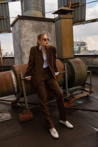 Full Length Model Sunglasses Trendy Brown Suit Posing Rooftop — Stock Photo, Image