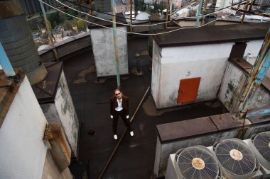 Çatıda poz veren şık sarışın modelin yüksek açılı görüntüsü 