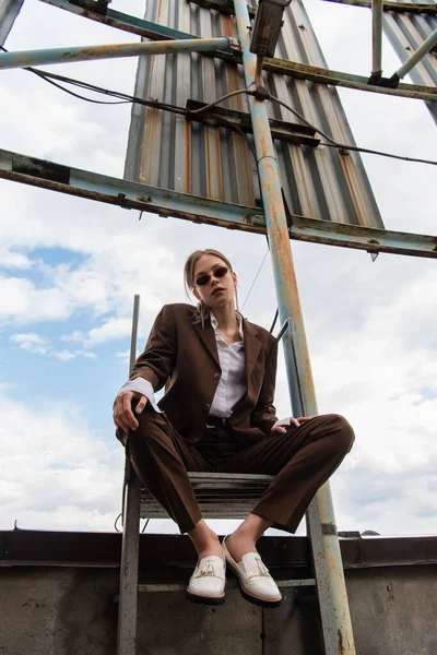 Vista Ángulo Bajo Mujer Joven Gafas Sol Traje Marrón Sentado — Foto de Stock