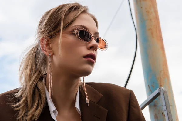 Young Woman Sunglasses Posing Blue Sky — Stock Photo, Image