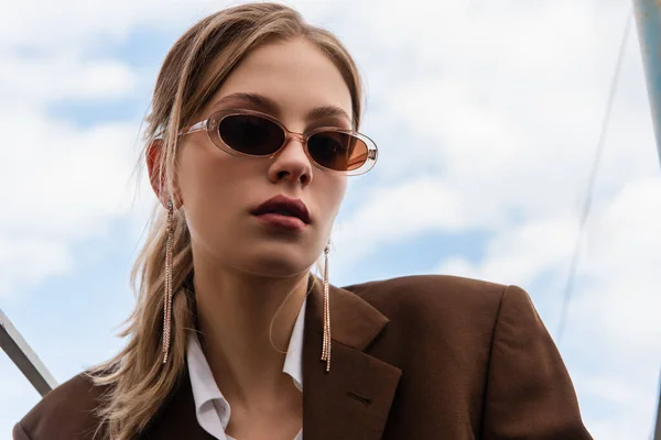 Mujer Joven Gafas Sol Chaqueta Posando Contra Cielo Azul — Foto de Stock