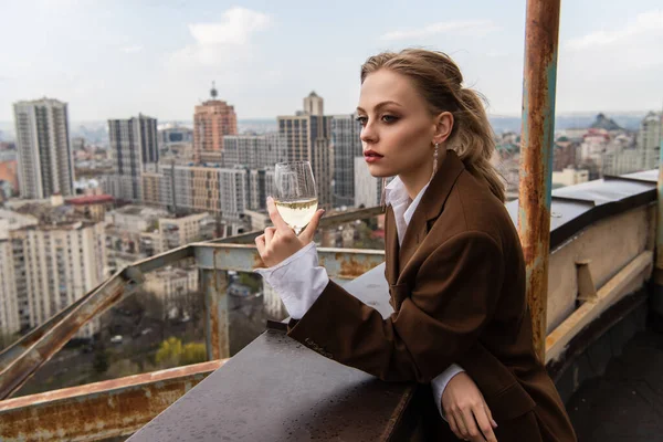 Mujer Joven Sosteniendo Copa Vino Blanco Azotea Con Paisaje Urbano —  Fotos de Stock