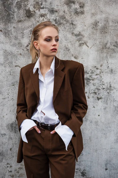 Mujer Joven Traje Elegante Posando Con Las Manos Bolsillos Cerca — Foto de Stock