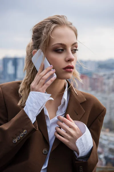 Mujer Joven Chaqueta Elegante Hablando Teléfono Inteligente Fuera — Foto de Stock