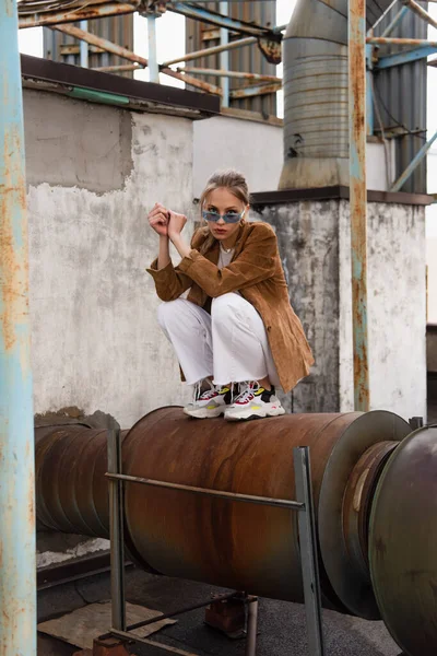 Full Length Young Woman Stylish Outfit Suede Blazer Sunglasses Posing — Stock Photo, Image