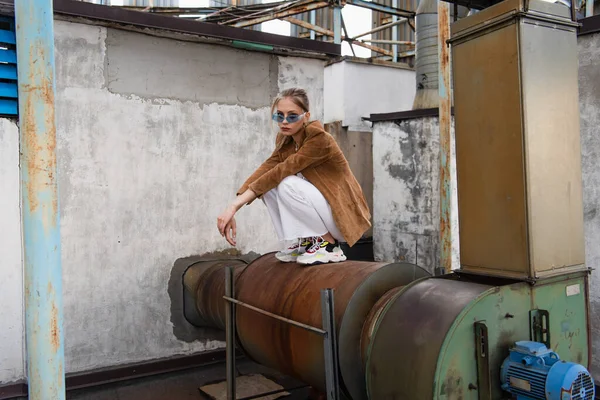 Full Length Young Model Stylish Outfit Posing Rusty Construction — Stock Photo, Image