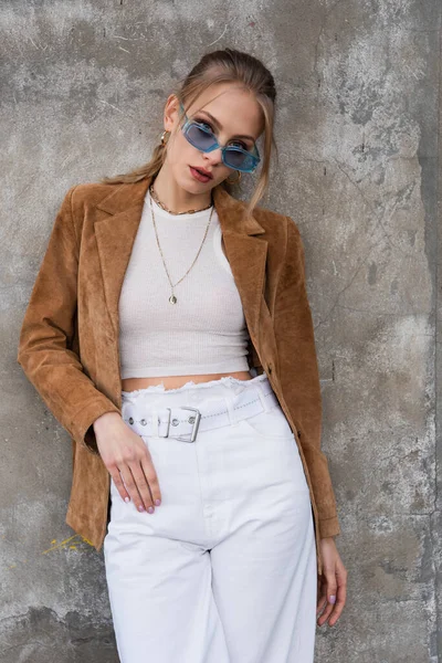 Trendy Young Model Blue Sunglasses Stylish Outfit Posing Concrete Wall — Stock Photo, Image