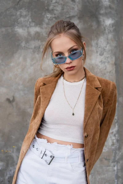 Model Blue Sunglasses Stylish Outfit Posing Grey Concrete Wall — Stock Photo, Image