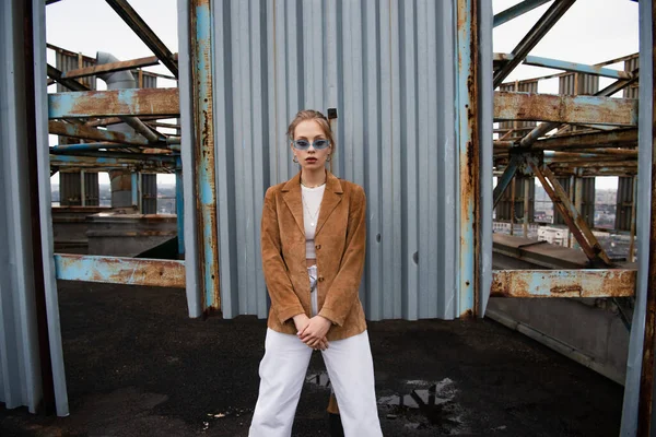 Blonde Model Blue Sunglasses Posing Rusty Construction Rooftop — Stock Photo, Image