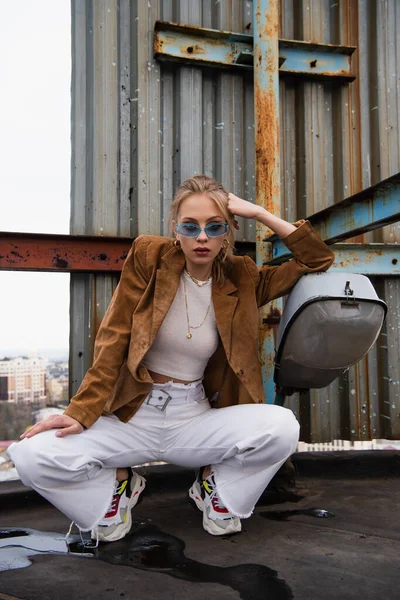 Trendy Model Blue Sunglasses Stylish Outfit Sitting While Posing Rooftop — Stock Photo, Image