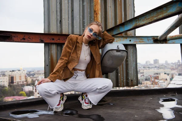 Pretty Young Woman Blue Sunglasses Trendy Outfit Sitting While Posing — Stock Photo, Image