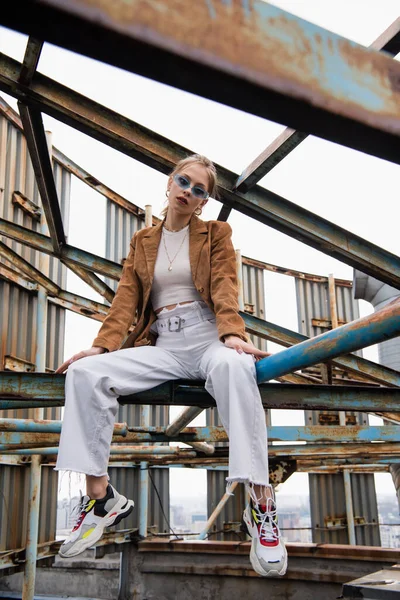 Blonde Woman Blue Sunglasses Suede Jacket Posing Rusty Construction Rooftop — Stock Photo, Image