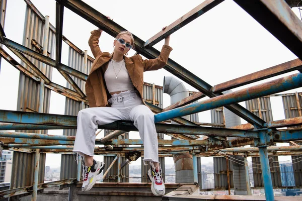 Blonde Woman Blue Sunglasses Suede Jacket Sitting Rusty Construction Rooftop — Stock Photo, Image