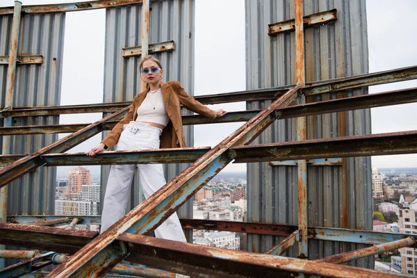 Young Pretty Model Stylish Outfit Sunglasses Standing Weathered Construction Rooftop — Stock Photo, Image