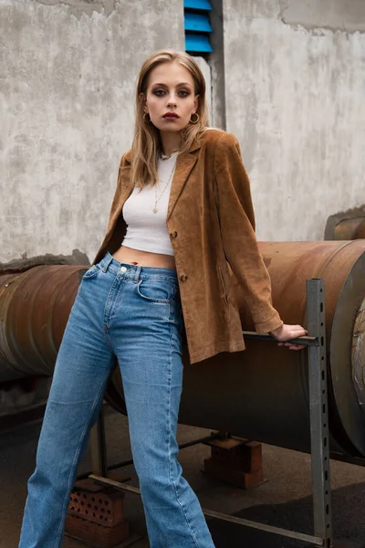 Young Blonde Woman Denim Jeans Suede Blazer Posing Rooftop — Stock Photo, Image