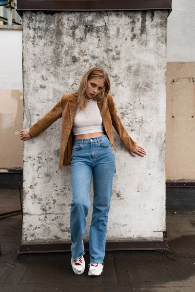 Full Length Woman Denim Jeans Suede Blazer Stylish Sneakers Posing — Stock Photo, Image