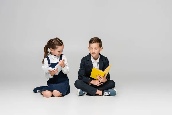 Schoolkids Sitting Books Smiling Grey — Stock Photo, Image