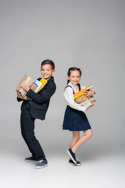 Gelukkig Schoolkinderen Houden Stapel Van Boeken Grijs — Stockfoto