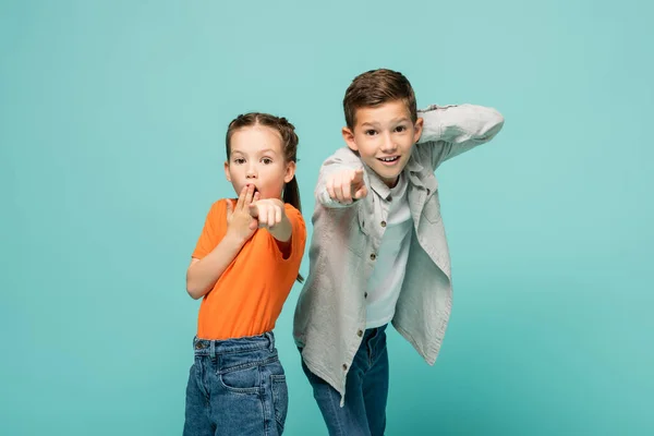 Chocado Chica Naranja Camiseta Cubierta Boca Cerca Chico Apuntando Cámara — Foto de Stock