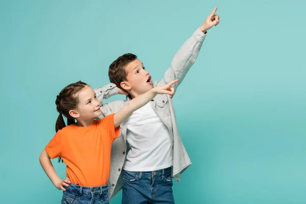 Menina Feliz Garoto Surpreso Apontando Com Dedos Enquanto Olha Para — Fotografia de Stock