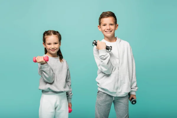 Gelukkig Kinderen Sportkleding Uit Werken Met Halters Geïsoleerd Blauw — Stockfoto