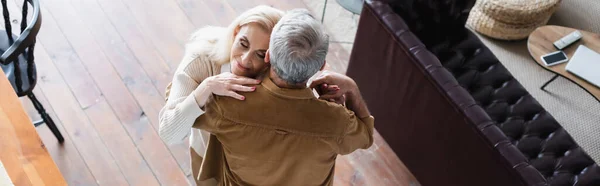 Vista Aérea Mujer Mayor Abrazando Marido Casa Pancarta — Foto de Stock