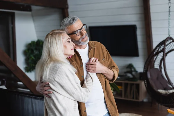 Anciano Hombre Abrazando Esposa Sala Estar —  Fotos de Stock