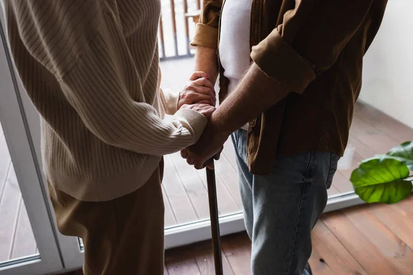 Vista Ritagliata Della Donna Che Tiene Mano Del Marito Con — Foto Stock