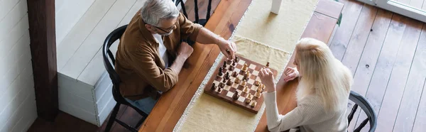 Overhead View Senior Couple Playing Chess Table Banner — Stok fotoğraf