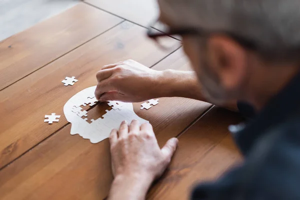 Verschwommener Mann Mit Demenz Faltet Puzzle Auf Tisch Hause — Stockfoto