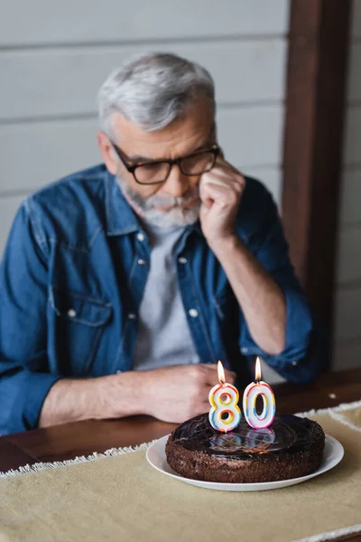 Bolo Aniversário Com Velas Perto Homem Idoso Solitário Fundo Borrado — Fotografia de Stock