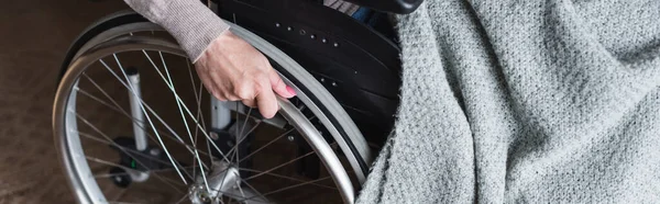 車椅子 バナーの毛布保持ホイールを持つ高齢女性の作物ビュー — ストック写真