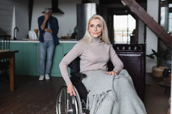 Senior Vrouw Rolstoel Buurt Van Echtgenoot Wazig Achtergrond — Stockfoto