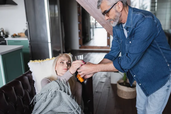 Senior Man Giving Water Pills Sick Wife Home — Stock Photo, Image