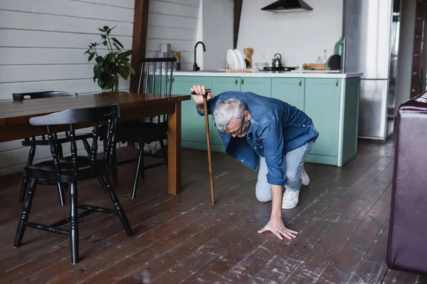 Älterer Mann Mit Krücke Fällt Hause Auf Den Boden — Stockfoto