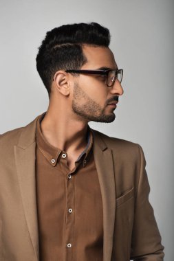 Müslüman iş adamının gri alana bakışının yan görüntüsü 