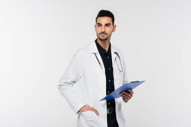 Dosyası olan Müslüman doktor, gri üzerine izole bir şekilde kafasını çeviriyor. 