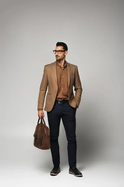 Arabian Businessman Holding Hand Pocket Handbag Grey Background — Zdjęcie stockowe