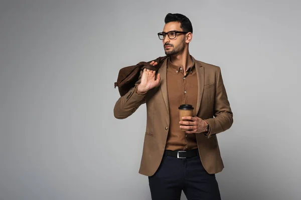 Homem Negócios Muçulmano Elegante Com Bolsa Copo Papel Olhando Para — Fotografia de Stock