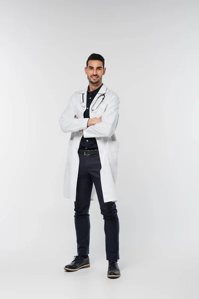 Усміхнений Арабський Лікар Стоїть Схрещеними Руками Сірому Фоні — стокове фото