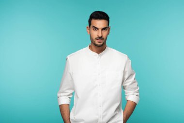 Saldırgan Arap adam mavi kameraya bakıyor. 