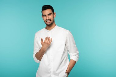 Maviye izole edilmiş kameraya bakan saldırgan Arap adam 