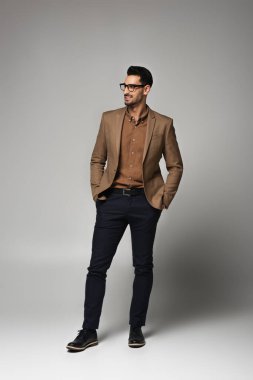 Gülümseyen Arap işadamı gri arka planda el ele tutuşuyor 