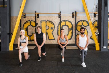 pozitif çok ırklı sporcular kameraya gülümserken ileri atılıyorlar